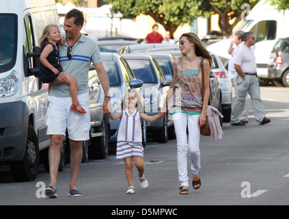 L'Espagne Prince Felipe et la Princesse Letizia avec leurs filles à pied lors d'un événement tenu à l'île espagnole de Majorque Banque D'Images