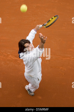 Rafa Nadal sert au cours de sa session de formation à son lieu de naissance, club de tennis dans le village de Manacor, Mallorca, Espagne Banque D'Images