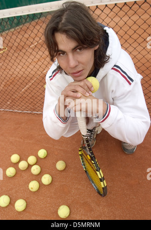 Rafa Nadal poser après sa session de formation à son lieu de naissance, club de tennis dans le village de Manacor, Mallorca, Espagne Banque D'Images