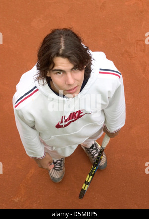 Rafa Nadal poser après sa session de formation à son lieu de naissance, club de tennis dans le village de Manacor, Mallorca, Espagne Banque D'Images