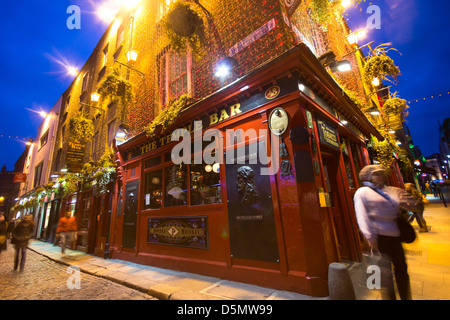 DUBLIN, IRLANDE - 1 AVR : Nuit Scène de rue à la Dublin, Irlande Temple Bar district historique le 1 avril 2013. Banque D'Images