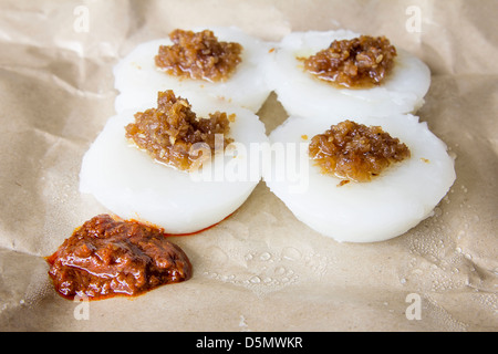 Singapour Chwee Kueh eau vapeur gâteau de riz aux navets et pâte de piment closeup Banque D'Images