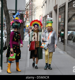 Trois femmes participant au New York City's Easter Parade Banque D'Images