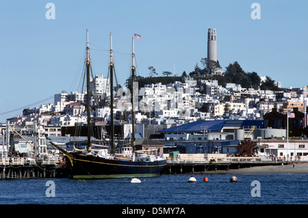 3 mâts goélette amarrée à Fisherman's wharf en vertu de Telegraph Hill. Banque D'Images