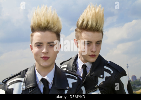 John et Edward Grimes Grimes de Damien Saez sur le toit de l'immeuble Universal Music. Berlin, Allemagne - Banque D'Images