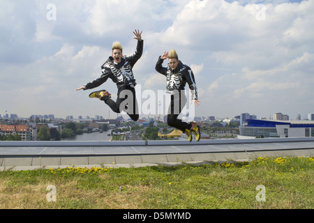 John et Edward Grimes Grimes de Damien Saez sur le toit de l'immeuble Universal Music. Berlin, Allemagne - Banque D'Images