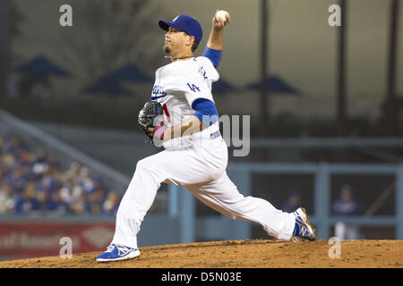 03.04.2013. Los Angeles, Californie, USA. Le lanceur partant des Dodgers de Los Angeles, Josh Beckett (61) offre un emplacement au cours de la partie de baseball de ligue majeure entre les Dodgers de Los Angeles et les Giants de San Francisco au Dodger Stadium à Los Angeles, CA. Les Géants défait les Dodgers 5-3. Banque D'Images