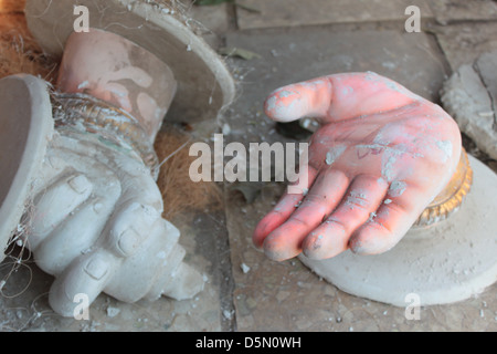 Les mains de l'idole incomplète du Seigneur Ganesh résident dans un artisan accueil dans la région de Gulbai Tekra Ahmedabad, Gujarat, Inde. Banque D'Images