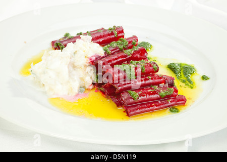 Beatroot végétarien Carpaccio de fromage de chèvre et Pesto w Banque D'Images