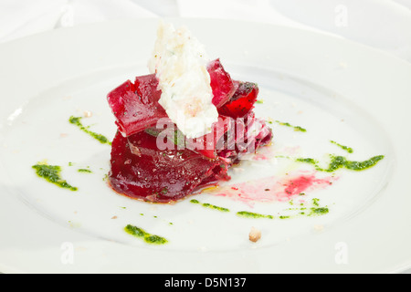 Beatroot végétarien Carpaccio de fromage de chèvre et Pesto w Banque D'Images