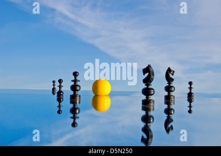 Pièces d'échecs noir et jaune boule de billard sur miroir dans l'espace Banque D'Images