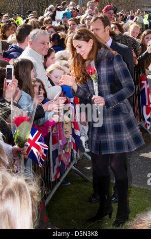 Glasgow, Ecosse, 04 avril 2013. Le duc et la duchesse de Cambridge visiter le Donald Dewar Lieu de loisirs à Drumchapel pour lancer un nouveau projet écossais pour leur fondation, Glasgow 04-04-2013 Photo : PRE-Albert Nieboer / Pays-Bas OUT Banque D'Images