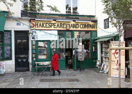 La célèbre librairie Shakespeare and Company à Paris France Banque D'Images