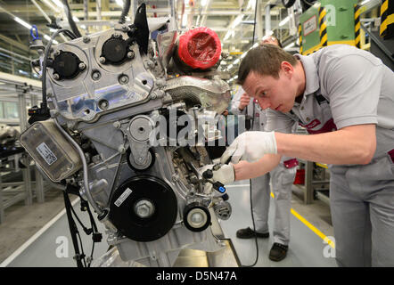 Sylvio Mueller assemble un moteur essence à l'usine de moteurs de la société MDC Power dans Koelleda, Allemagne, 05 avril 2013. Le même jour, la production de l'AMG 2,0 litres à quatre cylindres turbo moteur a démarré à l'usine, où, selon la tradition Mercedes, un mécanicien rassemble un ensemble de moteur. Photo : MARTIN SCHUTT Banque D'Images