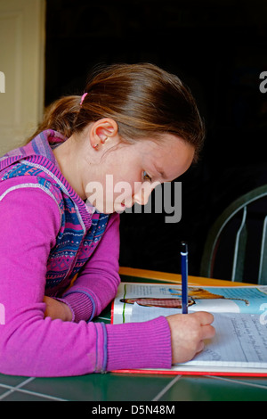 Une jeune fille à faire leurs devoirs, de l'Irlande Banque D'Images