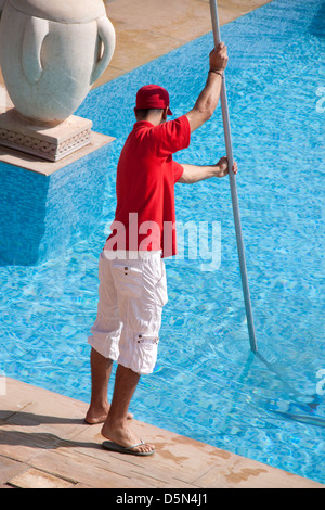 membre du personnel qui nettoie la piscine Banque D'Images