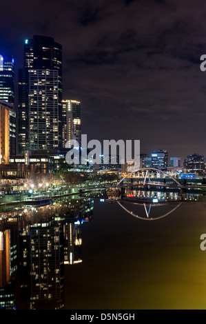 Une nuit d'été sur la rivière Yarra, au centre-ville de Melbourne, Australie. Banque D'Images