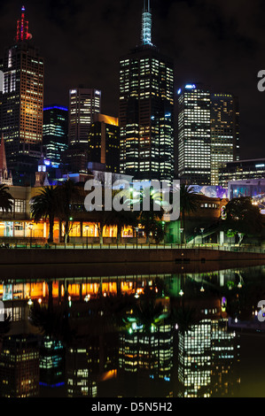 Une nuit d'été sur la rivière Yarra, au centre-ville de Melbourne, Australie. Banque D'Images