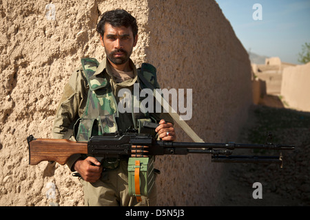 Un policier afghan fournit la sécurité à un nouveau poste de contrôle 3 avril 2013 dans le district de Spin Boldak, province de Kandahar, Afghanistan. Banque D'Images