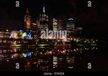 Une nuit d'été sur la rivière Yarra, au centre-ville de Melbourne, Australie. Banque D'Images