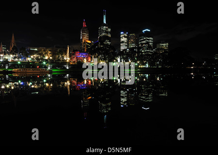 Une nuit d'été sur la rivière Yarra, au centre-ville de Melbourne, Australie. Banque D'Images