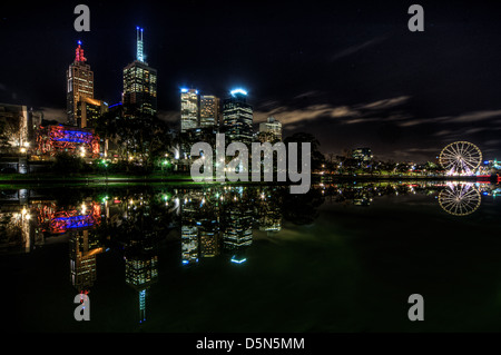 Une nuit d'été sur la rivière Yarra, au centre-ville de Melbourne, Australie. Banque D'Images