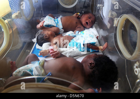 Les bébés prématurés nouveau-nés dans le domaine de la maternité de l'Hôpital Holy Family à Techiman, Ghana Banque D'Images