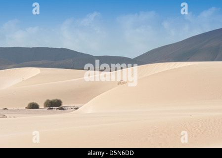 Les dunes de sable du désert et volcans, Fuerteventura, Îles Canaries Banque D'Images