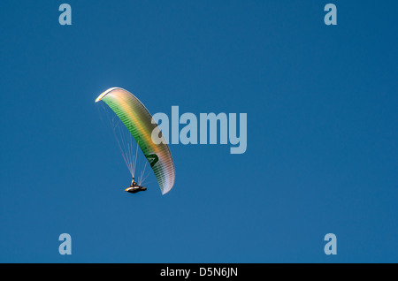 Les amateurs de deltaplane prendre le ciel la création d'un spectacle gracieux à Stanwell Tops, de l'Australie. Banque D'Images