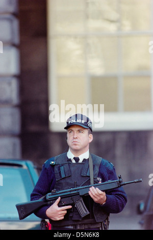 Policier armé déployé à l'extérieur de la Haute Cour à Édimbourg, Écosse Banque D'Images