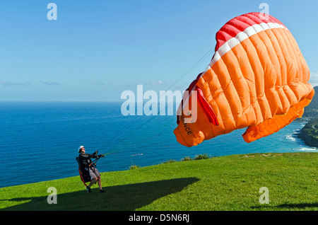 Les amateurs de deltaplane prendre le ciel la création d'un spectacle gracieux à Stanwell Tops, de l'Australie. Banque D'Images