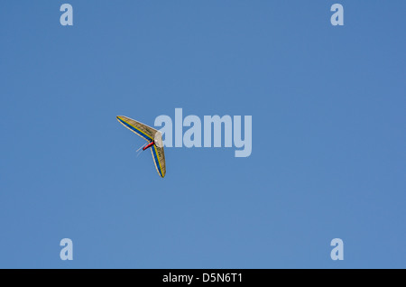 Les amateurs de deltaplane prendre le ciel la création d'un spectacle gracieux à Stanwell Tops, de l'Australie. Banque D'Images