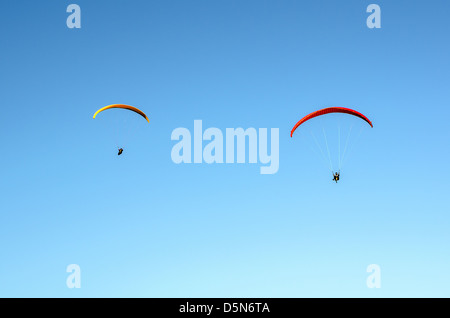 Les amateurs de deltaplane prendre le ciel la création d'un spectacle gracieux à Stanwell Tops, de l'Australie. Banque D'Images