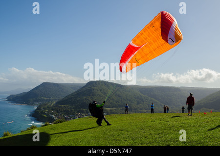 Les amateurs de deltaplane prendre le ciel la création d'un spectacle gracieux à Stanwell Tops, de l'Australie. Banque D'Images