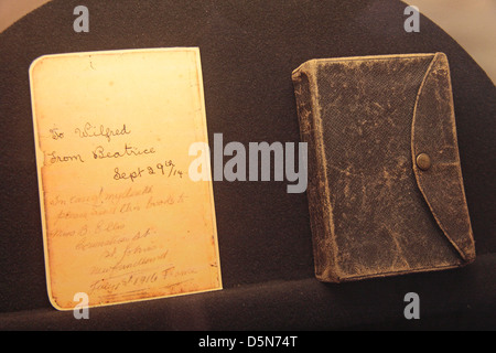 Un des soldats de la Première Guerre mondiale dans la Bible le centre de visiteurs du parc commémoratif de Terre-Neuve, Beaumont-Hamel, Somme, France. Banque D'Images