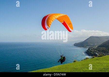 Les amateurs de deltaplane prendre le ciel la création d'un spectacle gracieux à Stanwell Tops, de l'Australie. Banque D'Images