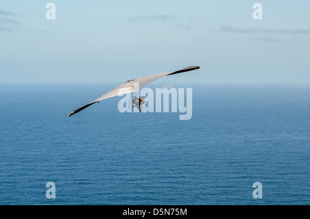 Les amateurs de deltaplane prendre le ciel la création d'un spectacle gracieux à Stanwell Tops, de l'Australie. Banque D'Images