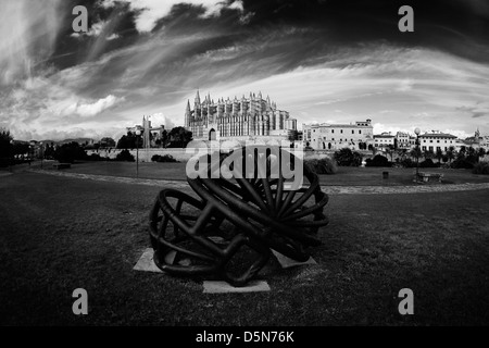 American Football helmet par Austrian-British sculpteur Ben Jakober et Yannick Vu à Palma de Majorque à côté de la cathédrale, en espagnol Banque D'Images