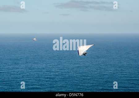 Les amateurs de deltaplane prendre le ciel la création d'un spectacle gracieux à Stanwell Tops, de l'Australie. Banque D'Images