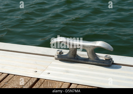 Détail d'un quai flottant en bois avec bittes d'amarrage Banque D'Images