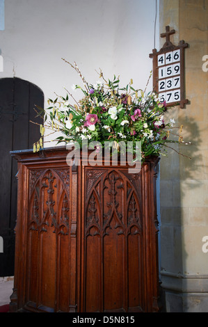 Chaire avec des fleurs dans une église Banque D'Images