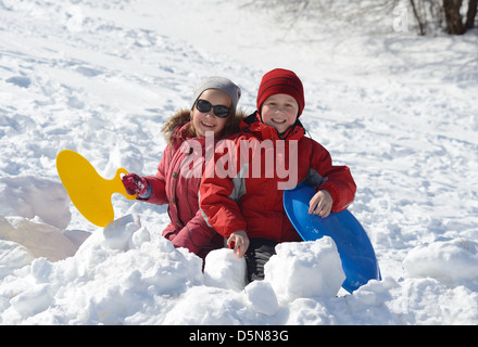 Des enfants jouent dans la neige Banque D'Images