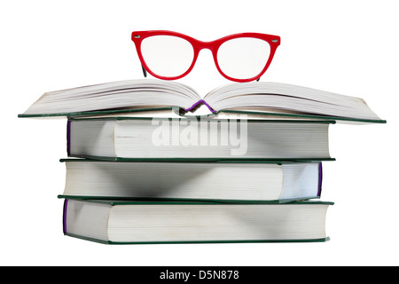 Lunettes rouges, livre ouvert sur une pile ou pile de livres isolated over white background Banque D'Images