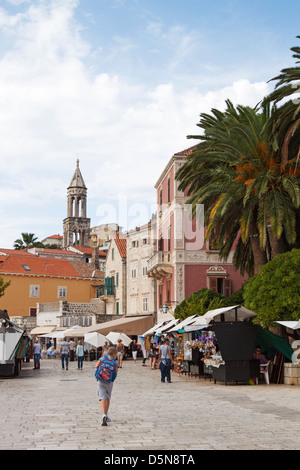 La population locale et les touristes de shopping dans un marché dans la ville de Hvar sur l'île de Hvar en Croatie Banque D'Images