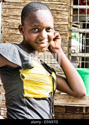 Les jeunes Africains d'adolescent girls posing for camera de Moshi;Tanzanie;l'Afrique de l'Afrique; Banque D'Images