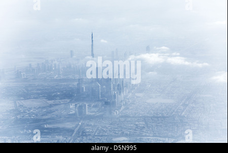 Le centre-ville de Dubaï dans le brouillard, le beau paysage brumeux, mauvais temps sur luxury resort, ÉMIRATS ARABES UNIS, locations et travel concept Banque D'Images