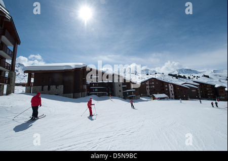 Ski dans les Alpes Française village de Belle Plagne dans la région de ski La Plagne Savoie Banque D'Images