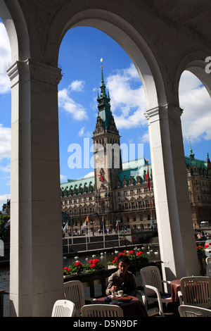 Vue du Café à Alsterarkaden à l'Hôtel de Ville, Ville de Hambourg, Allemagne Banque D'Images