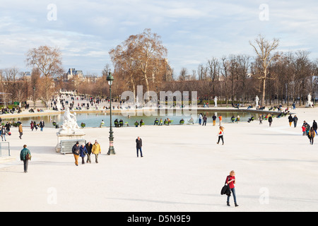 (Grand bassin octogonal du bassin) dans le jardin des Tuileries, Paris Banque D'Images