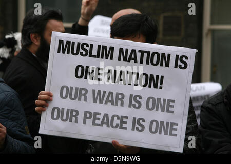 Londres, Royaume-Uni. 5 avril 2013. Groupe de pression musulmans extrémistes de protestation devant l'ambassade du Sri Lanka. Crédit : Mario Mitsis / Alamy Live News Banque D'Images